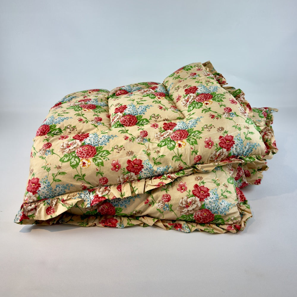 Quilted vintage eiderdown with floral pattern image 0