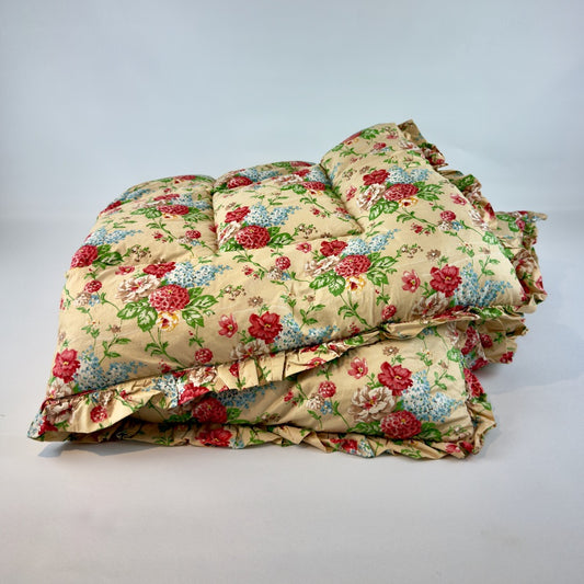 Quilted vintage eiderdown with floral pattern image 0