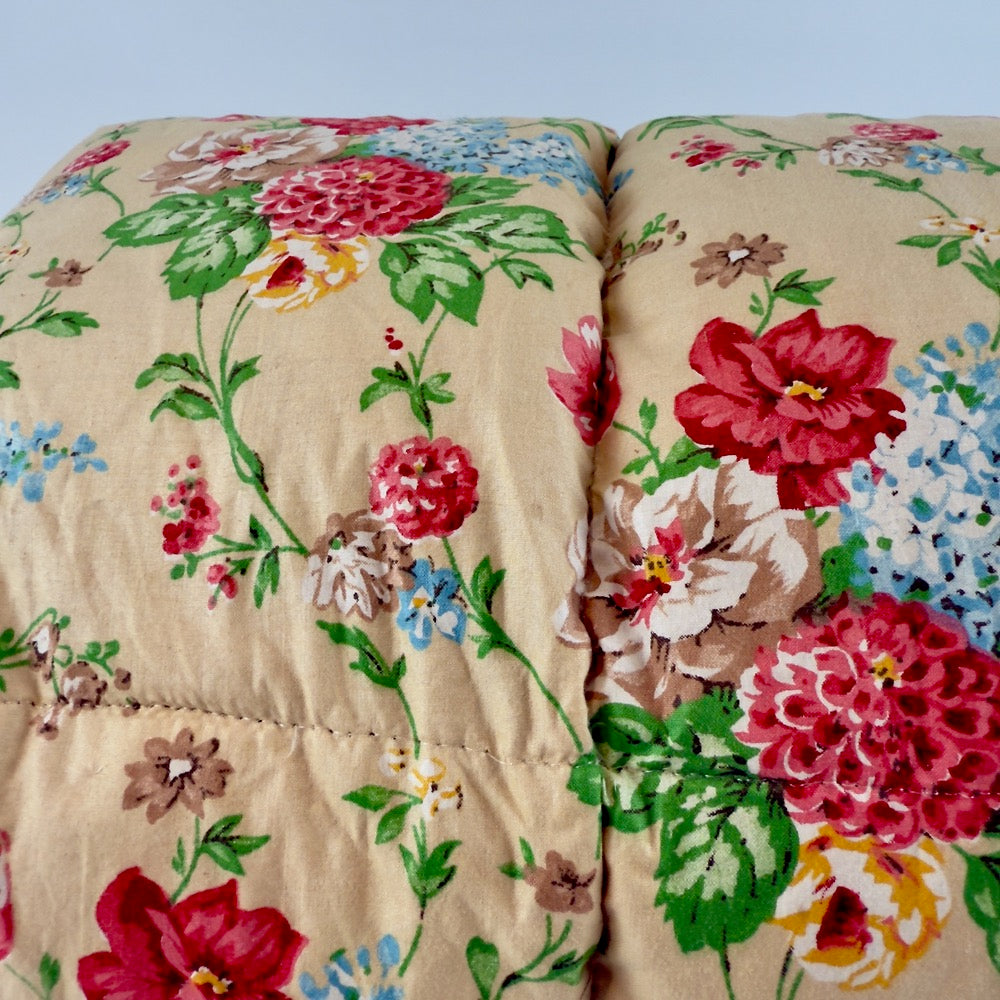 Quilted vintage eiderdown with floral pattern image 4