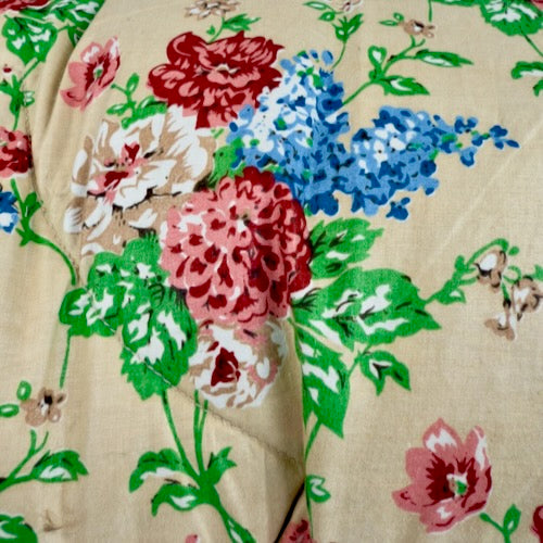 Quilted vintage eiderdown with floral pattern image 2