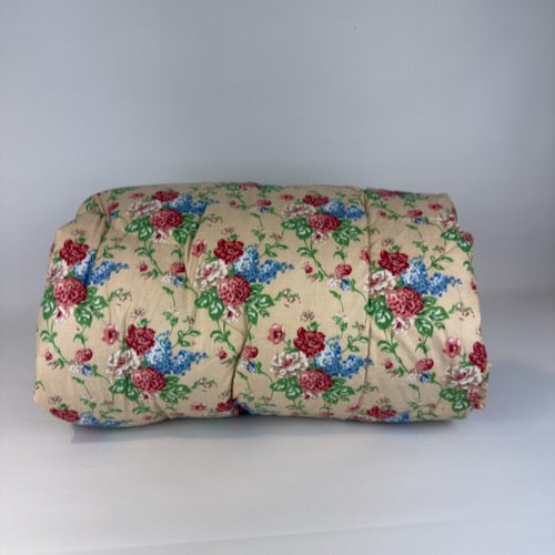 Quilted vintage eiderdown with floral pattern image 1